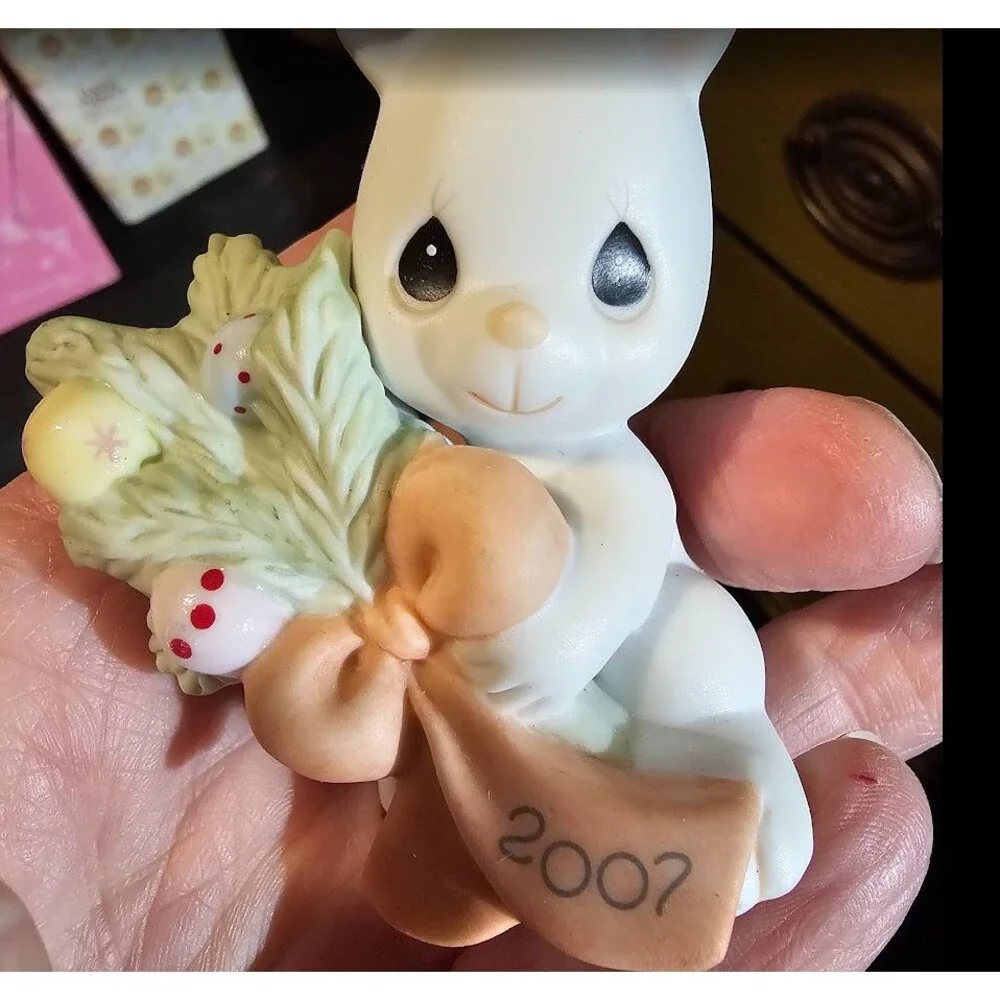 Precious Moments-holiday gift bunny with Christmas twigs 2006 (710007)